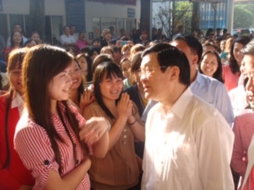 Le président Truong Tan Sang souhaite un Tet joyeux aux ouvriers - ảnh 2